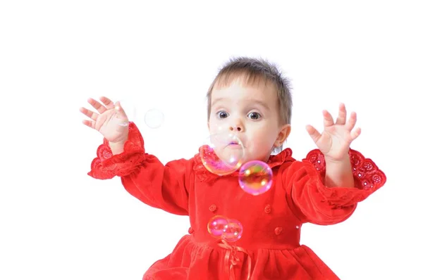 Divertente bambina gioca con bolle di sapone — Foto Stock