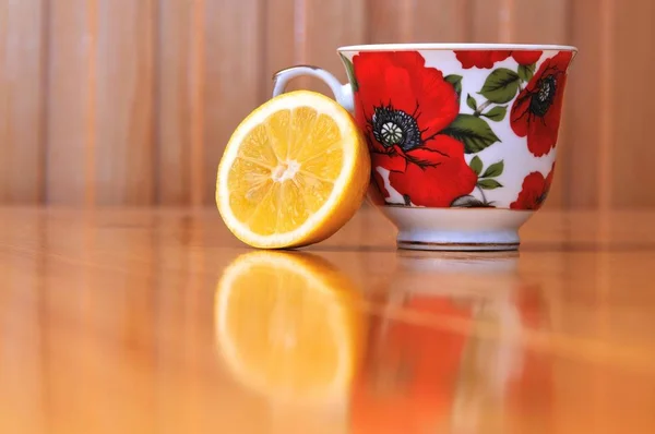 Black cup with bright floral print — Stock Photo, Image