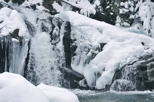 Bella cascata innevata che scorre in montagna — Foto Stock
