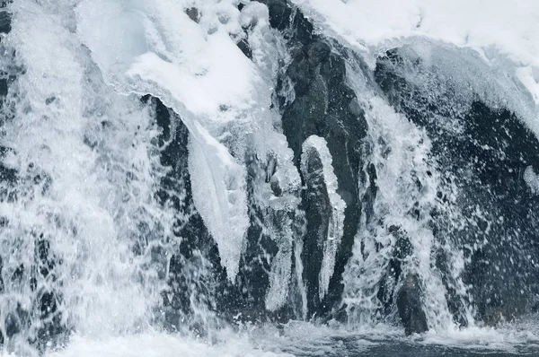 Prachtige berg waterval bedekt met ijs — Stockfoto