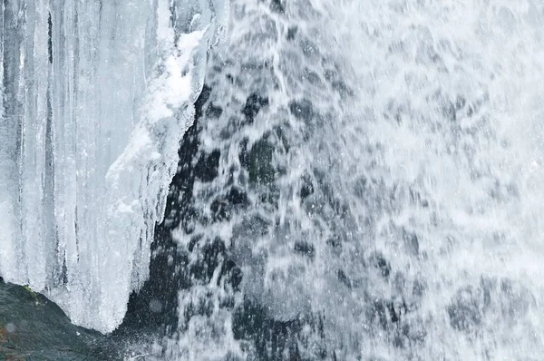 Hermosa cascada de montaña cubierta de hielo — Foto de Stock