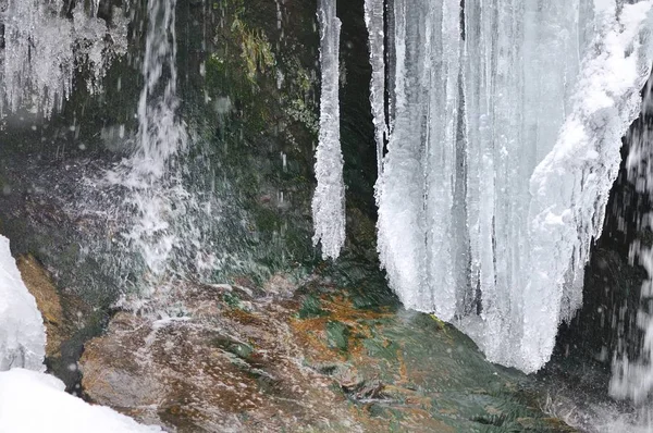 Prachtige berg waterval bedekt met ijs — Stockfoto