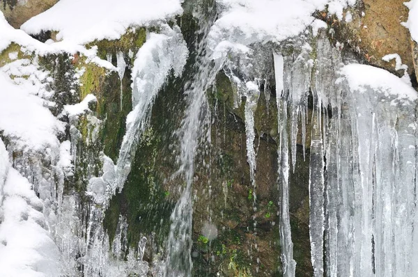 Bella cascata di montagna coperta di ghiaccio — Foto Stock