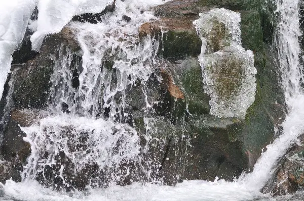 Bella cascata innevata che scorre in montagna — Foto Stock