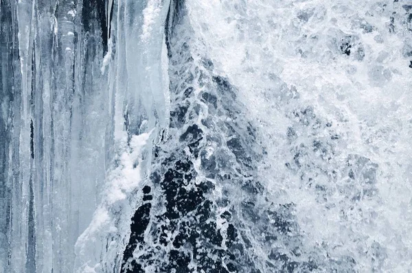 Bella cascata di montagna coperta di ghiaccio — Foto Stock