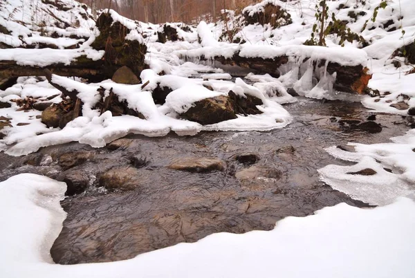 Schöner, eisbedeckter Bergwasserfall — Stockfoto