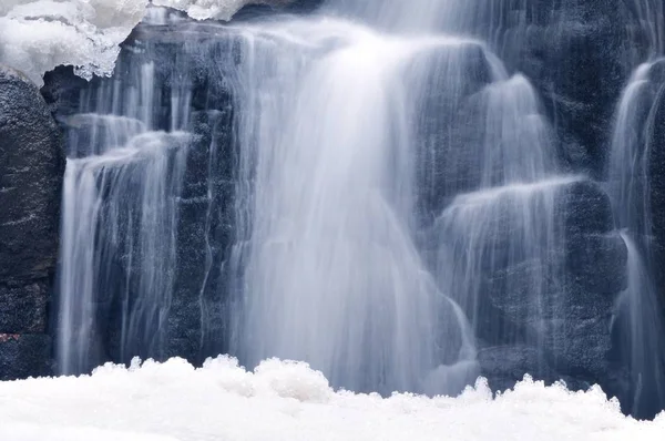 Malý horský vodopád v zimě — Stock fotografie