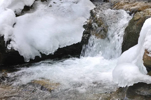 Bella cascata di montagna coperta di ghiaccio — Foto Stock