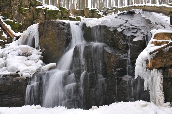 Petite cascade de montagne en hiver — Photo