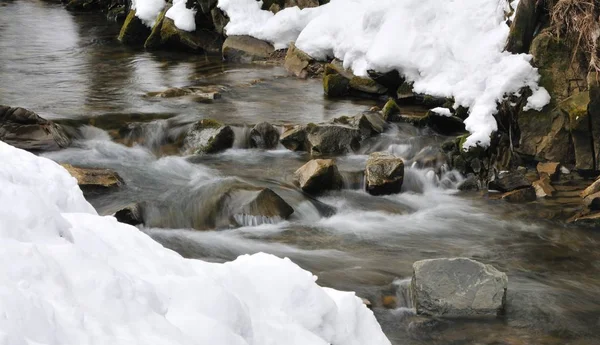 Красивий гірський водоспад вкритий льодом — стокове фото