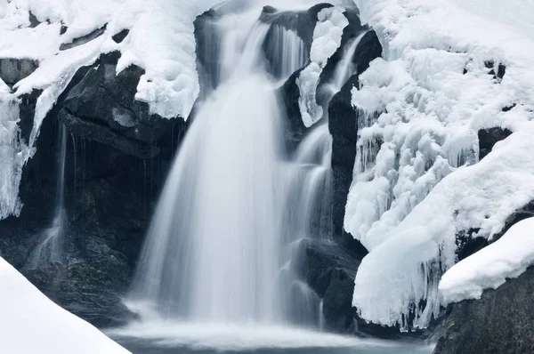 Hermosa cascada de montaña cubierta de hielo — Foto de Stock