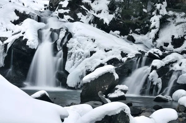 Красивий гірський водоспад вкритий льодом — стокове фото