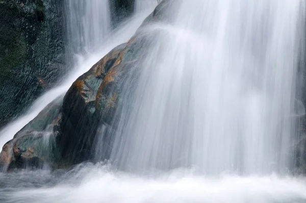 Piccola cascata invernale attiva in montagna — Foto Stock