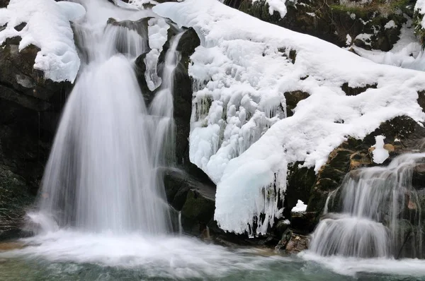 Petite cascade d'hiver active en montagne — Photo