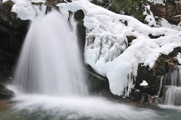 Kis aktív téli vízesés a hegyekben — Stock Fotó