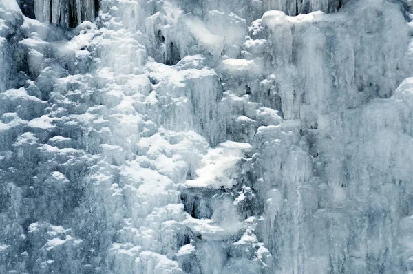 氷と雪の間の背景の山の滝 — ストック写真