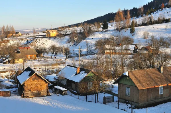 Verschneites Dorf in den Bergen — Stockfoto