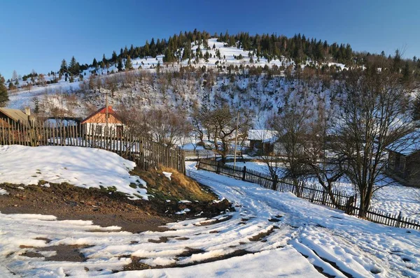 Heuhaufen und schöne Winterlandschaft — Stockfoto