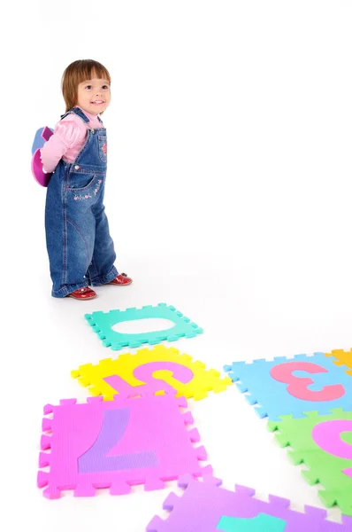 Маленька дівчинка вчиться числа і тримає двох в руці — стокове фото