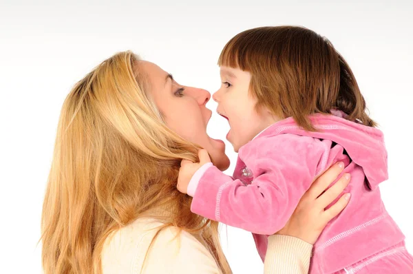 Glückliche Mutter hält und spielt mit ihrer kleinen Tochter — Stockfoto