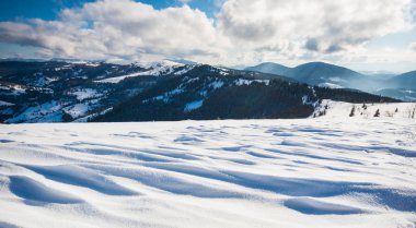 Dağ yamaçlarının büyüleyici manzarası