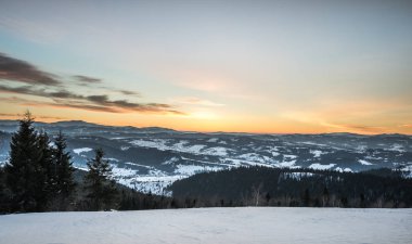 Dağ vadisinde huzur verici manzara