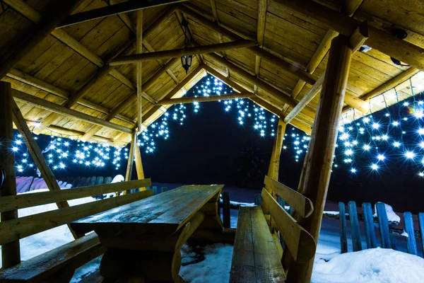 Holzlaube mit Weihnachtsbeleuchtung — Stockfoto