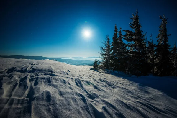 Zachwycający krajobraz zaśnieżonego stoku narciarskiego — Zdjęcie stockowe