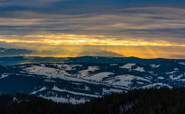 Karla kaplı dağın büyüleyici manzarası — Stok fotoğraf