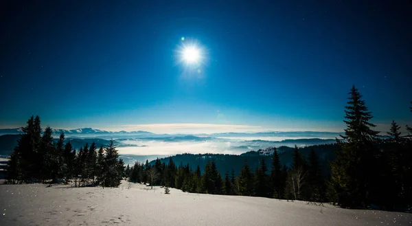 Завораживающий пейзаж снежного горнолыжного склона — стоковое фото