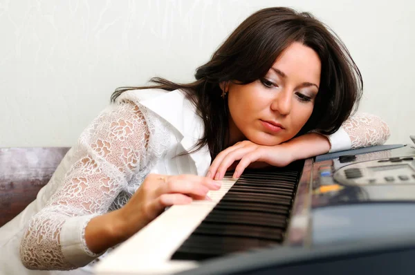 Kadın evde synthesizer çalıyor. — Stok fotoğraf