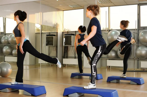 Antrenorul de fitness ajută femeia să facă exerciții fizice — Fotografie, imagine de stoc