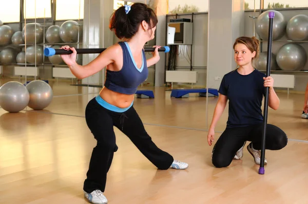 Meninas fazendo exercício físico com vara de ginástica — Fotografia de Stock