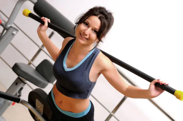 Chicas haciendo ejercicio físico con palo de gimnasio —  Fotos de Stock