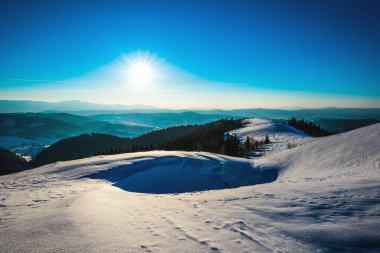 Parlak resimli, güneşli kayak pistleri manzarası