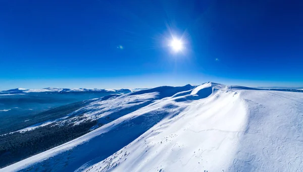 Vista fabulosa da encosta ensolarada do inverno — Fotografia de Stock