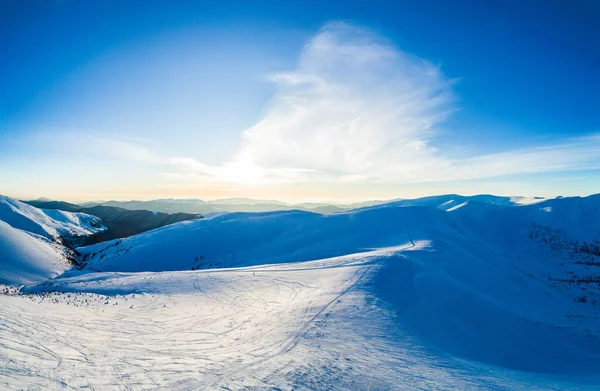 美丽的一天，雪堆的全景 — 图库照片