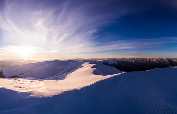 Казкова панорама з засніженими горами — стокове фото