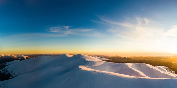 Impresionante panorama de montaña de invierno de estación de esquí — Foto de Stock