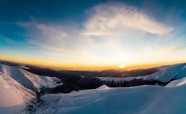 Vista de las pistas de esquí de invierno —  Fotos de Stock