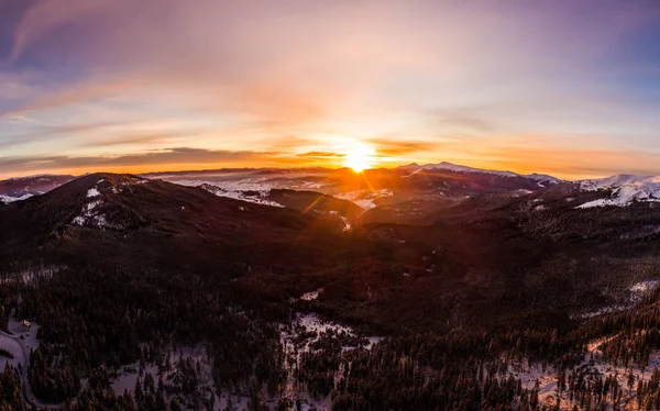 Vista superior de uma vista mágica de um inverno de montanha — Fotografia de Stock