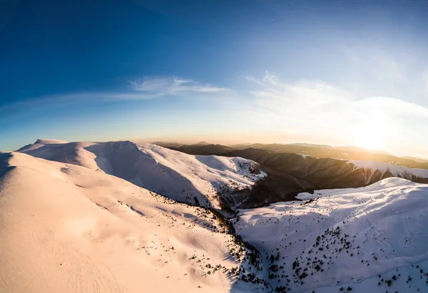 Vista superior de uma pista de esqui inesquecível — Fotografia de Stock