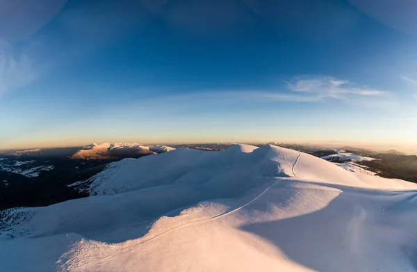 Underbar dag panorama av snödrivor — Stockfoto