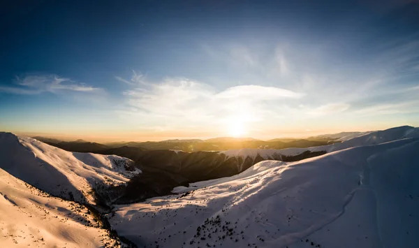 一望无际的冬山滑雪胜地全景 — 图库照片