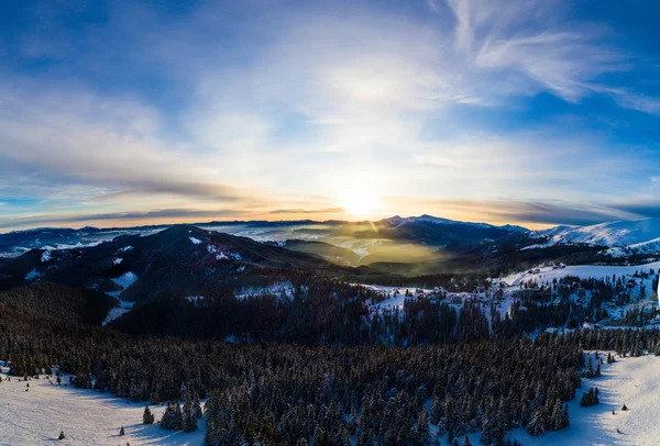 Malerisches Winterpanorama der Berge — Stockfoto