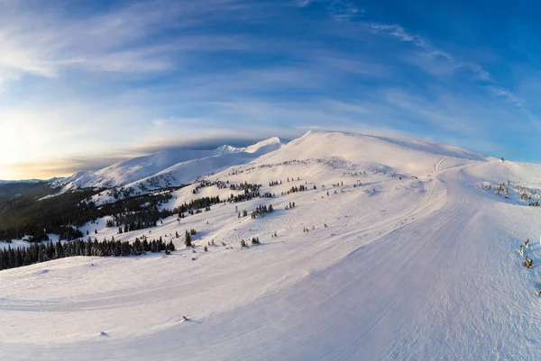 Schilderachtig winterpanorama van berghellingen — Stockfoto