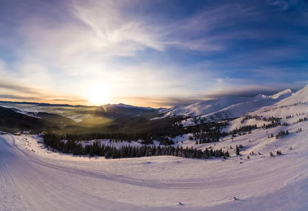 Malerisches Winterpanorama der Berge — Stockfoto