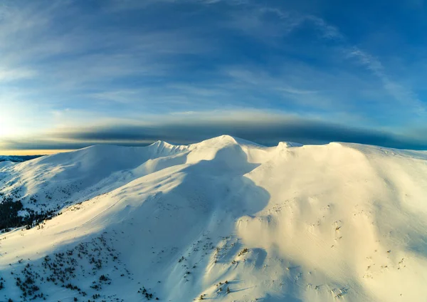 아름다운 겨울 풍경 의산 악 지대의 전경 — 스톡 사진