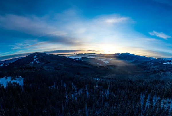 Oszałamiająca zimowa panorama z drzewami i wzgórzami — Zdjęcie stockowe