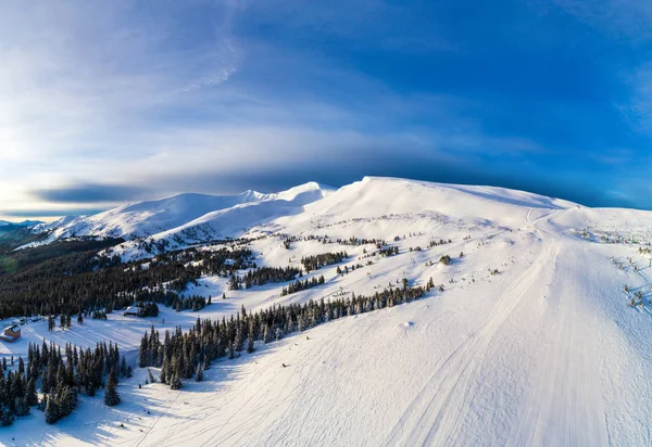 Uitzicht vanuit de lucht op prachtige winterse berghellingen — Stockfoto